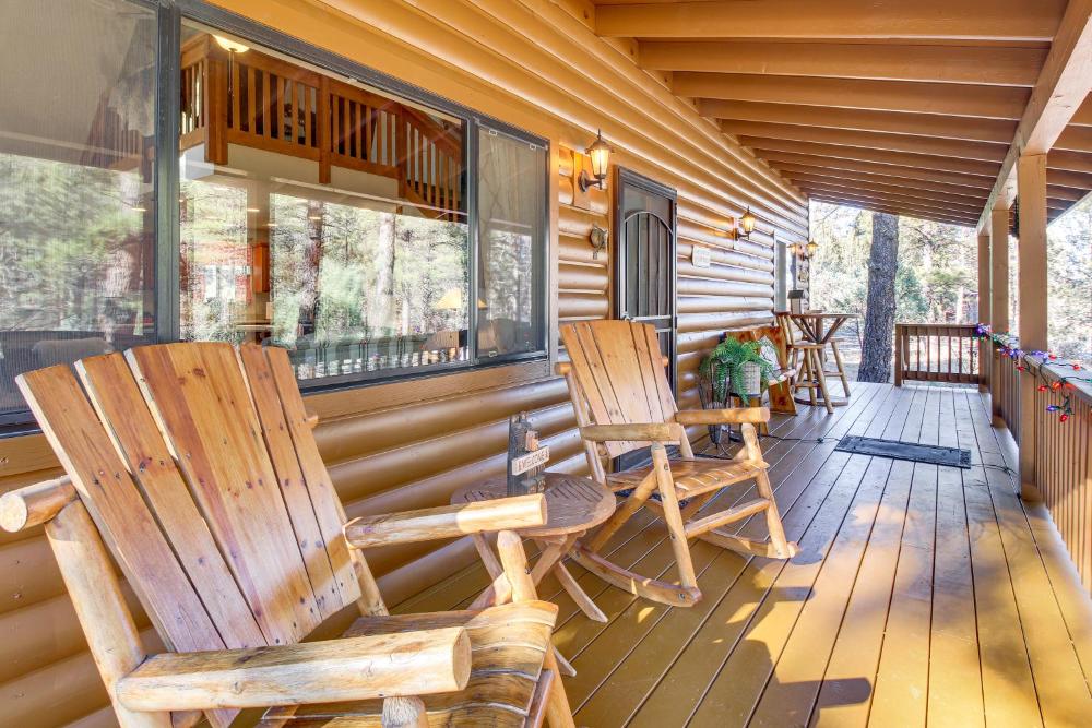 2 Mi to Fool Hollow Lake Wooded Cabin with Fire Pit